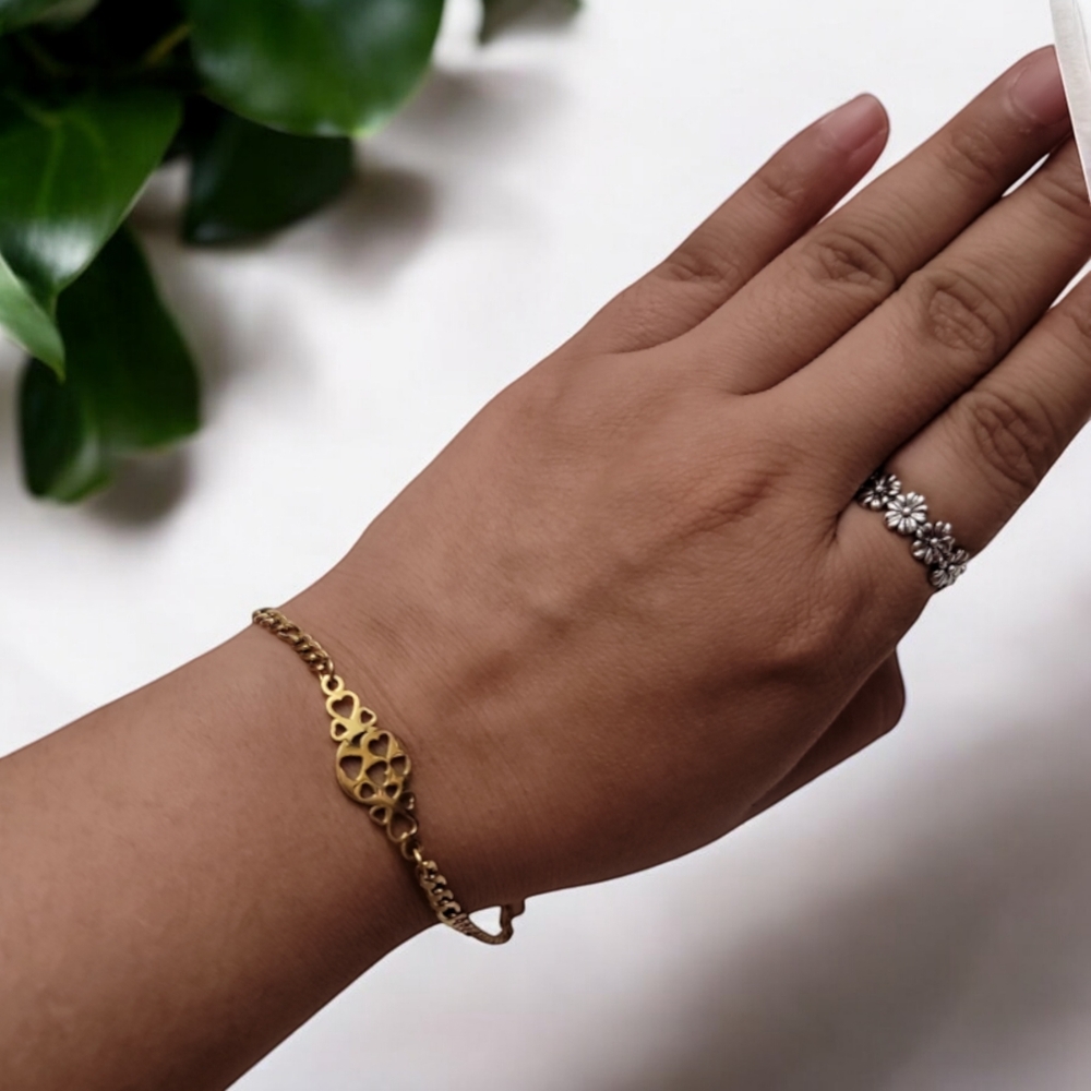 GOLD OVER STAINLESS STEEL Chain link with center  hearts details